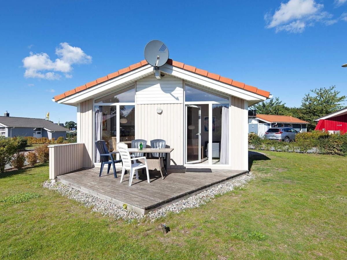 Two-bedroom In 10 * Groemitz